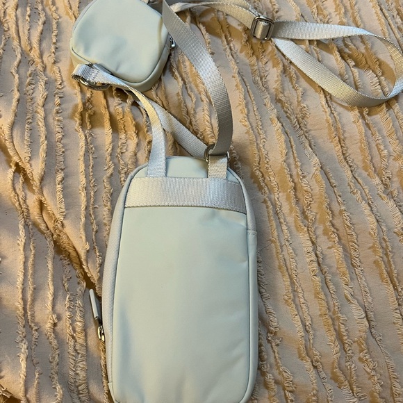 Authentic LuLu Lemon crossbody . Excellent condition. Mint color . - Picture 3 of 4